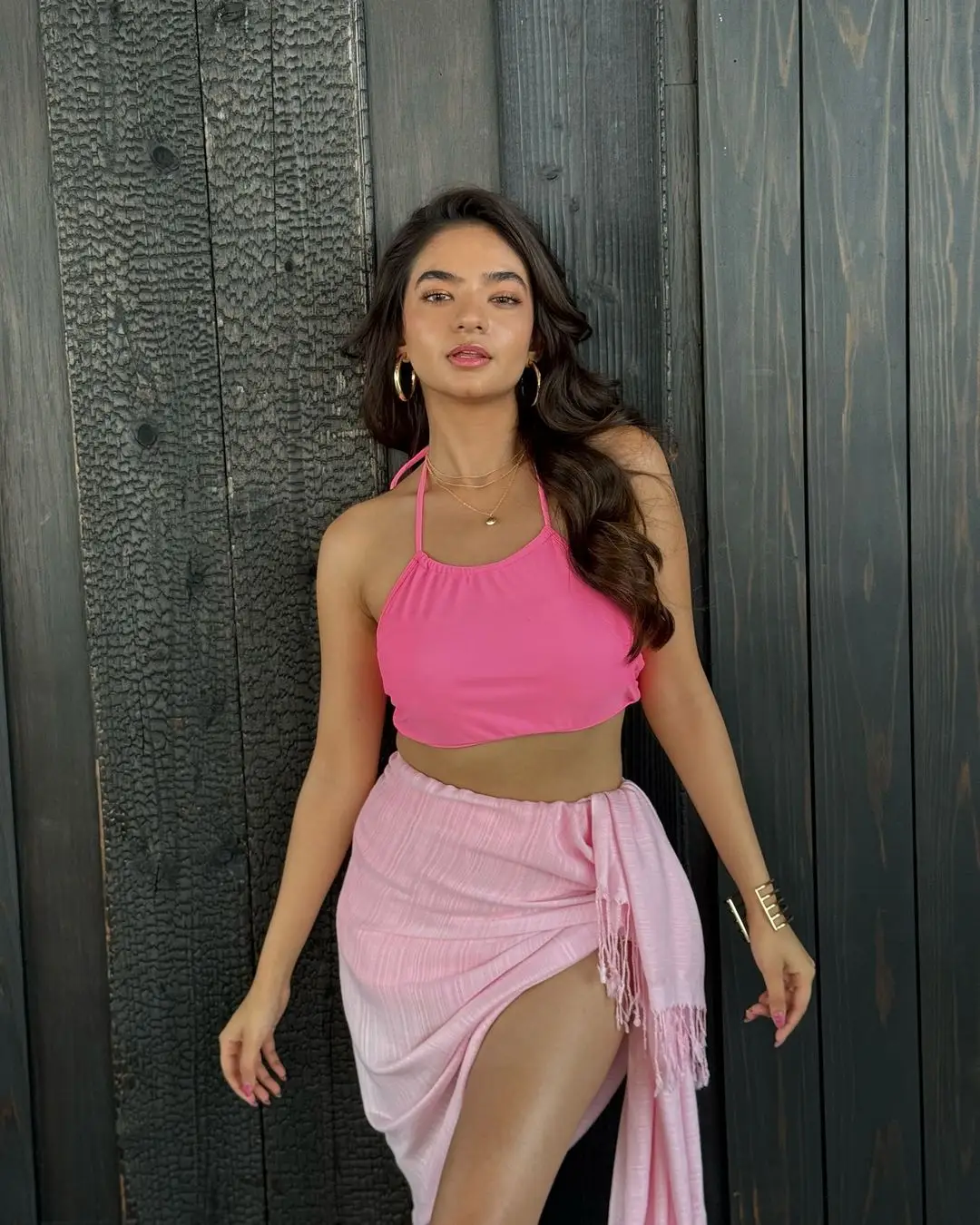 BOLLYWOOD ACTRESS ANUSHKA SEN LONG LEGS SHOW IN PINK SKIRT 7